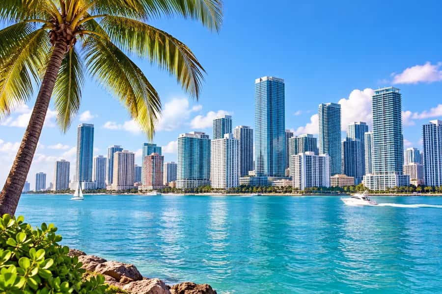 La bahía y los edificios de Miami, Estados Unidos